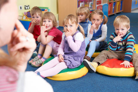 Kindergartenkinder lernen in Schriesheim Englisch